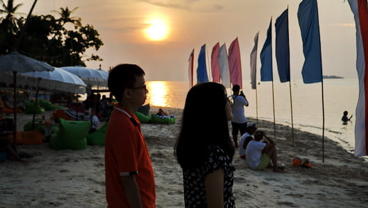Momen Romantis di Sunset Beach Karimunjawa yang Nggak Terlupakan