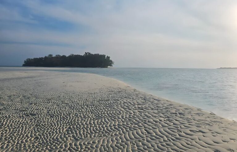 island Hopping ke Pulau Cemara Kecil Karimunjawa