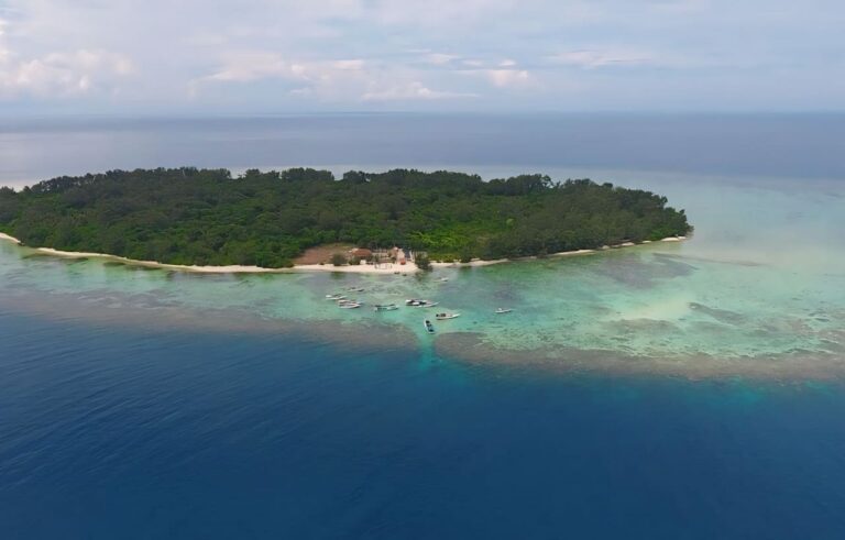 Wisata ke Pulau Sintok Karimunjawa